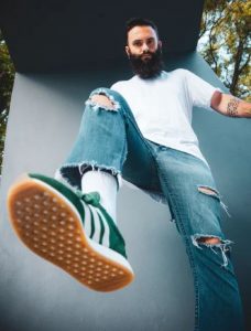 combinar zapatillas verdes hombre