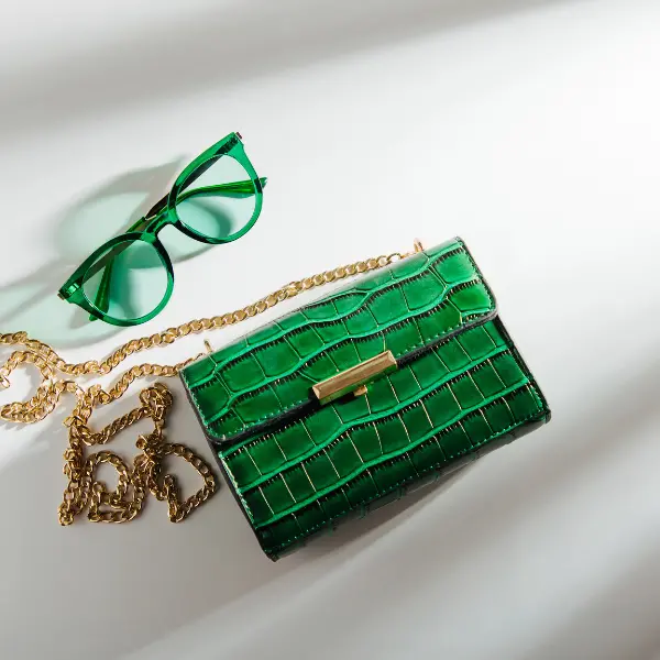 bolso verde con detalles dorados
